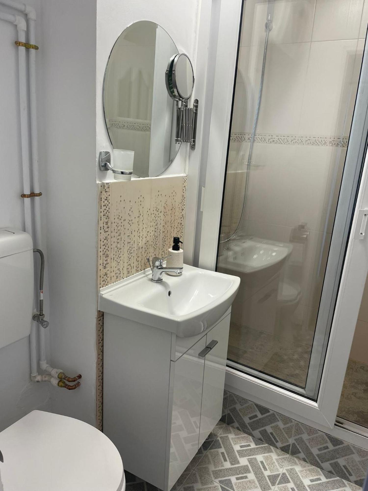 בוקרשט Emm Apartament - 100M Parc Si Metrou Tinererului מראה חיצוני תמונה
