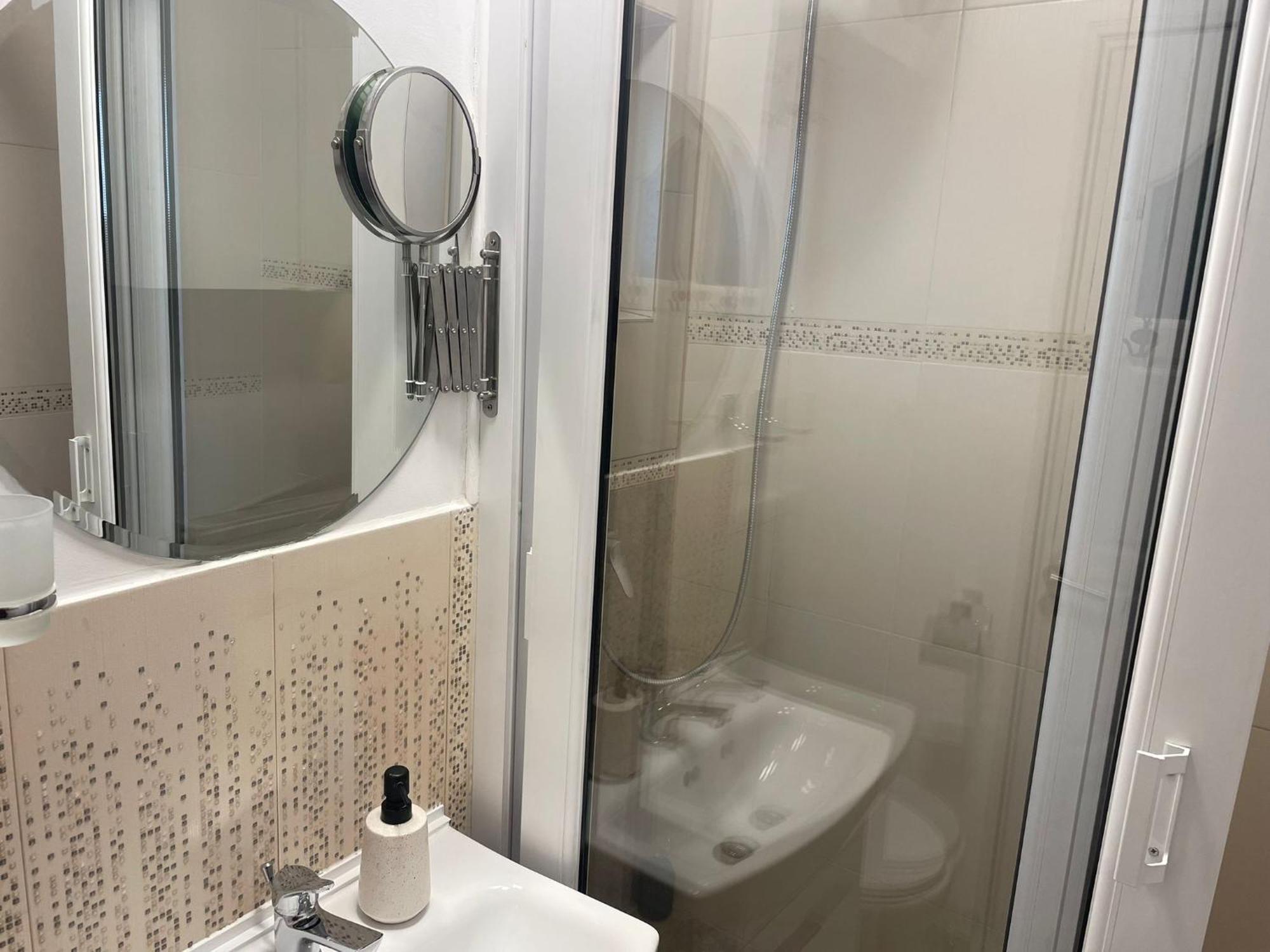 בוקרשט Emm Apartament - 100M Parc Si Metrou Tinererului מראה חיצוני תמונה